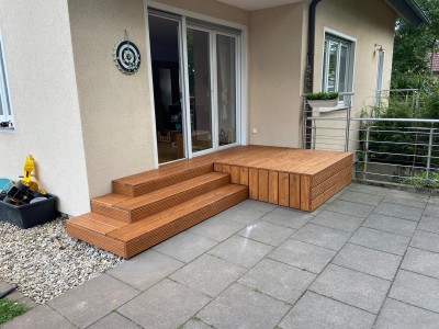 Treppenpodest mit sibirischem Lärchenholz und Edelstahlgeländer Treppenpodest mit sibirischem Lärchenholz und Edelstahlgeländer