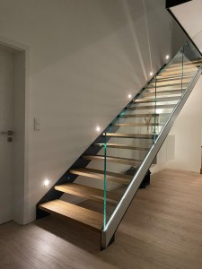 Wangentreppe mit Eichenstufen und Glasgeländer Wangentreppe mit Eichenstufen und Glasgeländer